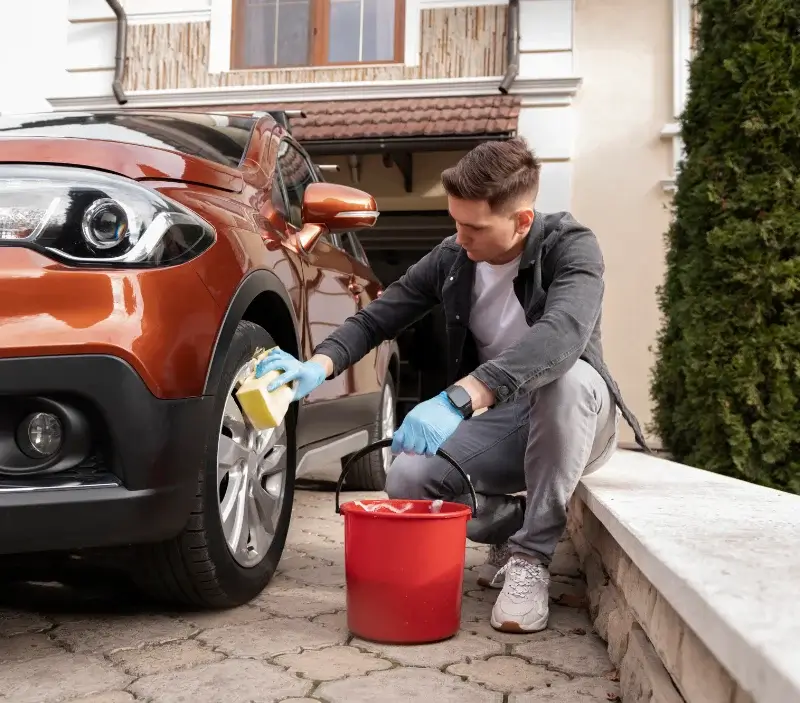 Lavage auto à domicile Bréville : professionnel intervenant sur un véhicule